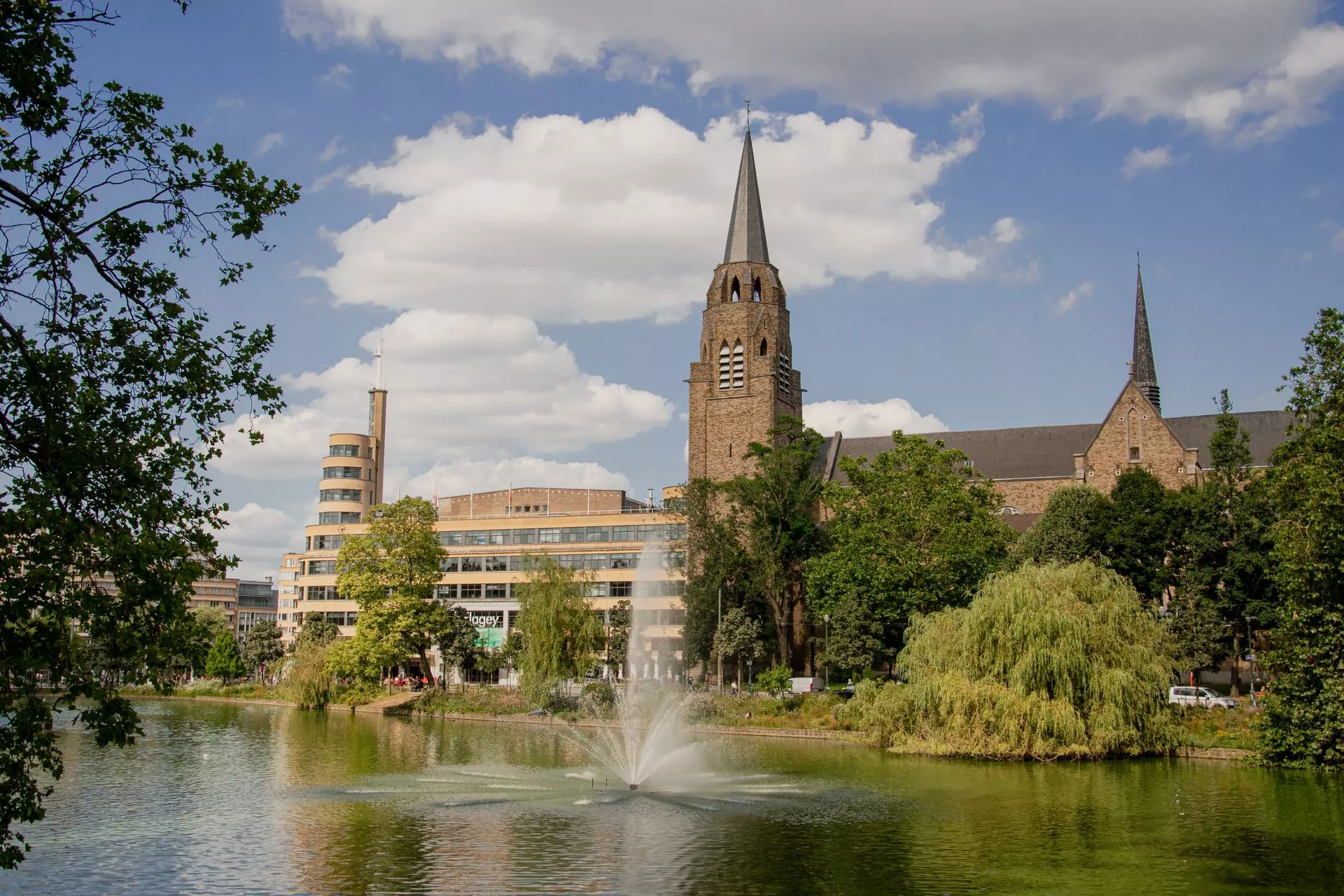 Étangs d'Ixelles et église Sainte-Croix, Bruxelles