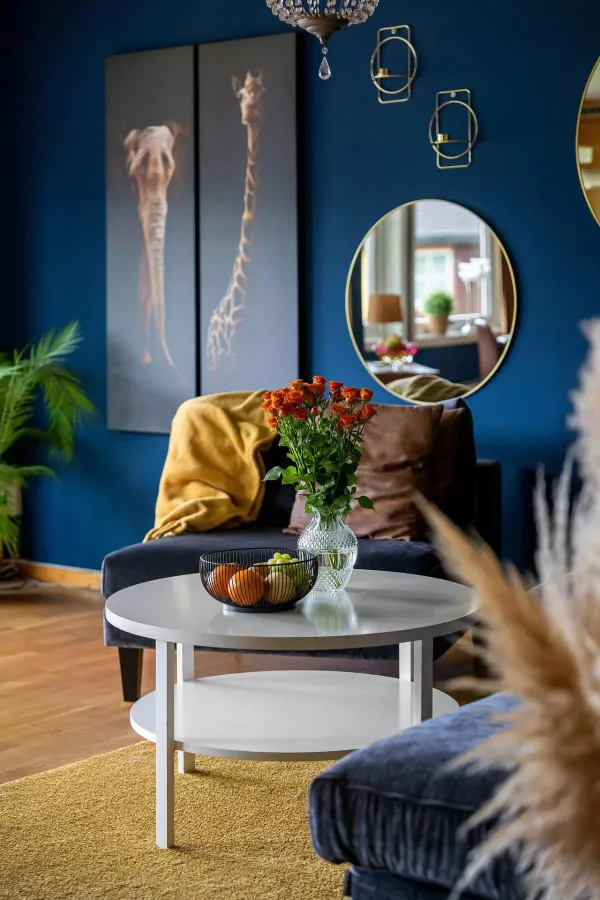 Salon d'un appartement en gestion locative à Bruxelles, murs bleus et table basse