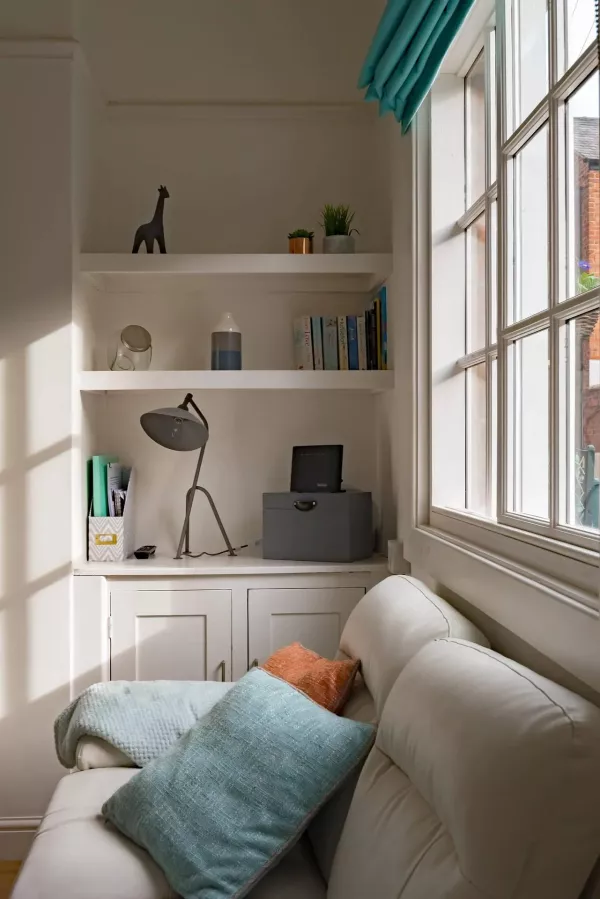 Coin bureau lumineux d'un logement mis en location, entretenu par le gestionnaire